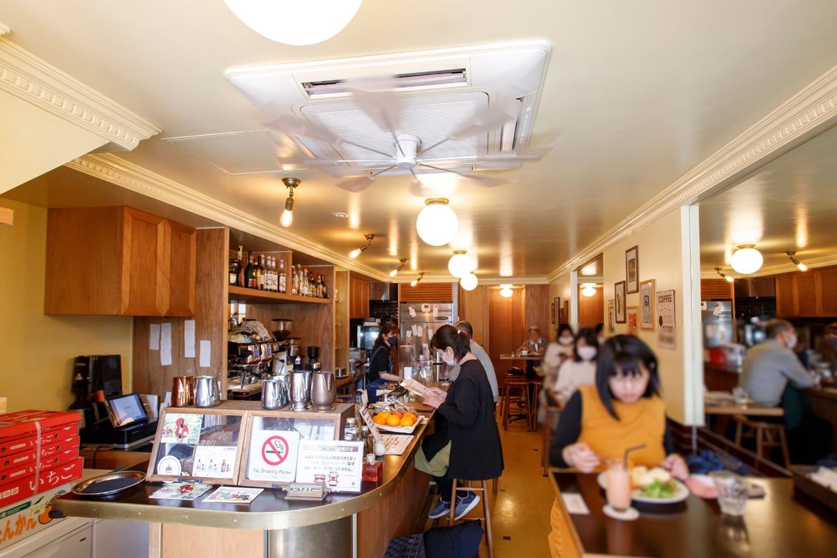 カフェ クーポラの店内全景写真