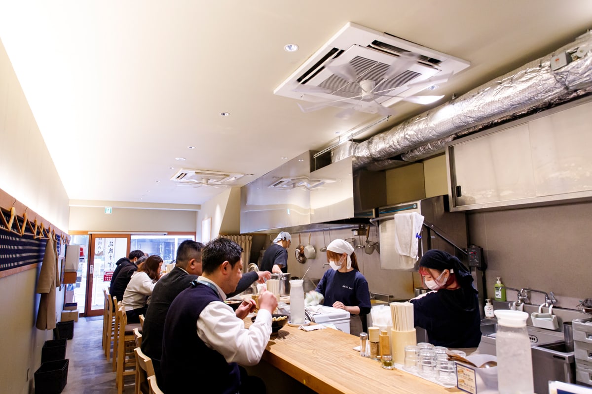 築後うどん まがりの店内全景写真