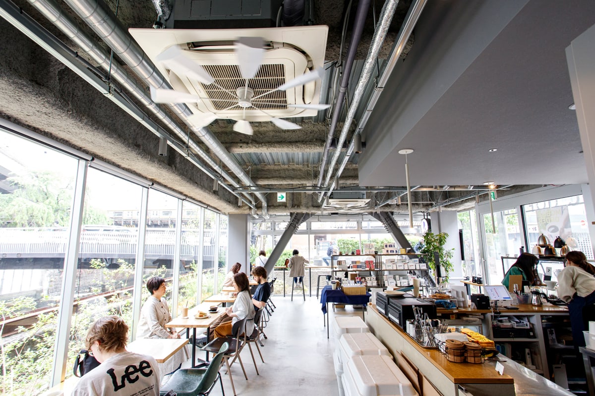 REC COFFEEの店内全景写真